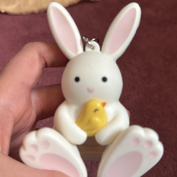 Noise making Easter bunny pocket vac holder - Picture 4 of 4